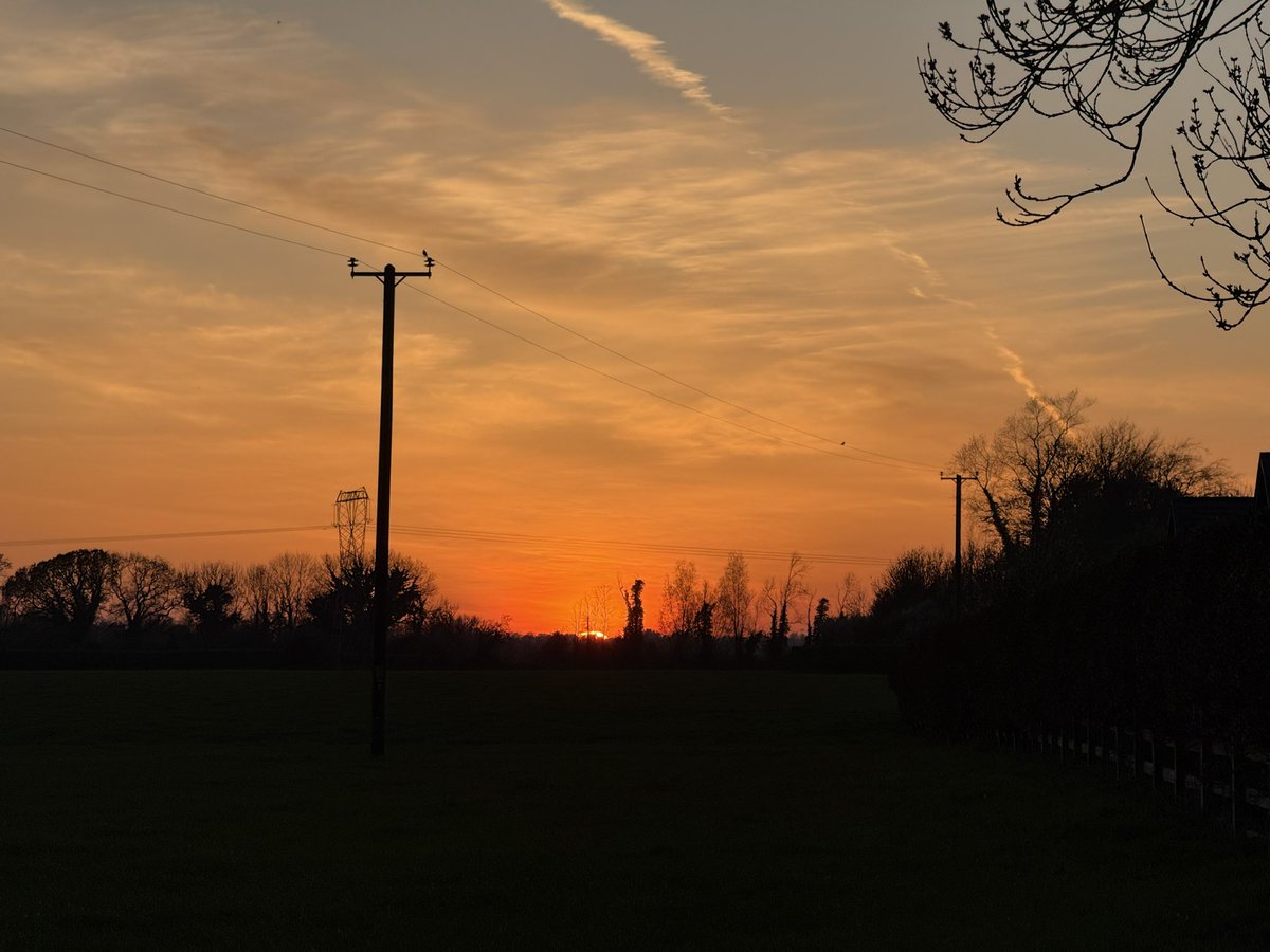 loverandomieigh's tweet photo. April is really giving for sunsets 😍🔥

This evening at 2010! 
#grandstretch #100daysofwalking #ThePhotoHour #StormHour #photooftheday https://t.co/mKLwT8aVqj