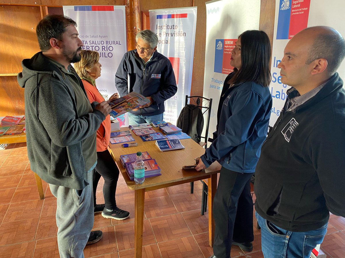 MintrabAysen's tweet photo. 🙋🏻♀️En los últimos días junto a @IPS_Aysen @ISLChile y @drtaysen participamos de las ferias de servicios @dos_segegob @VoceriaAysen en #PuertoTranquilo y en #Coyhaique difundiendo #ReformaPensiones #PGU #Ley16744 #SeguroEscolar y normas laborales como #LeyTea #LeyKarin entre otros https://t.co/HCfCrWfxyb