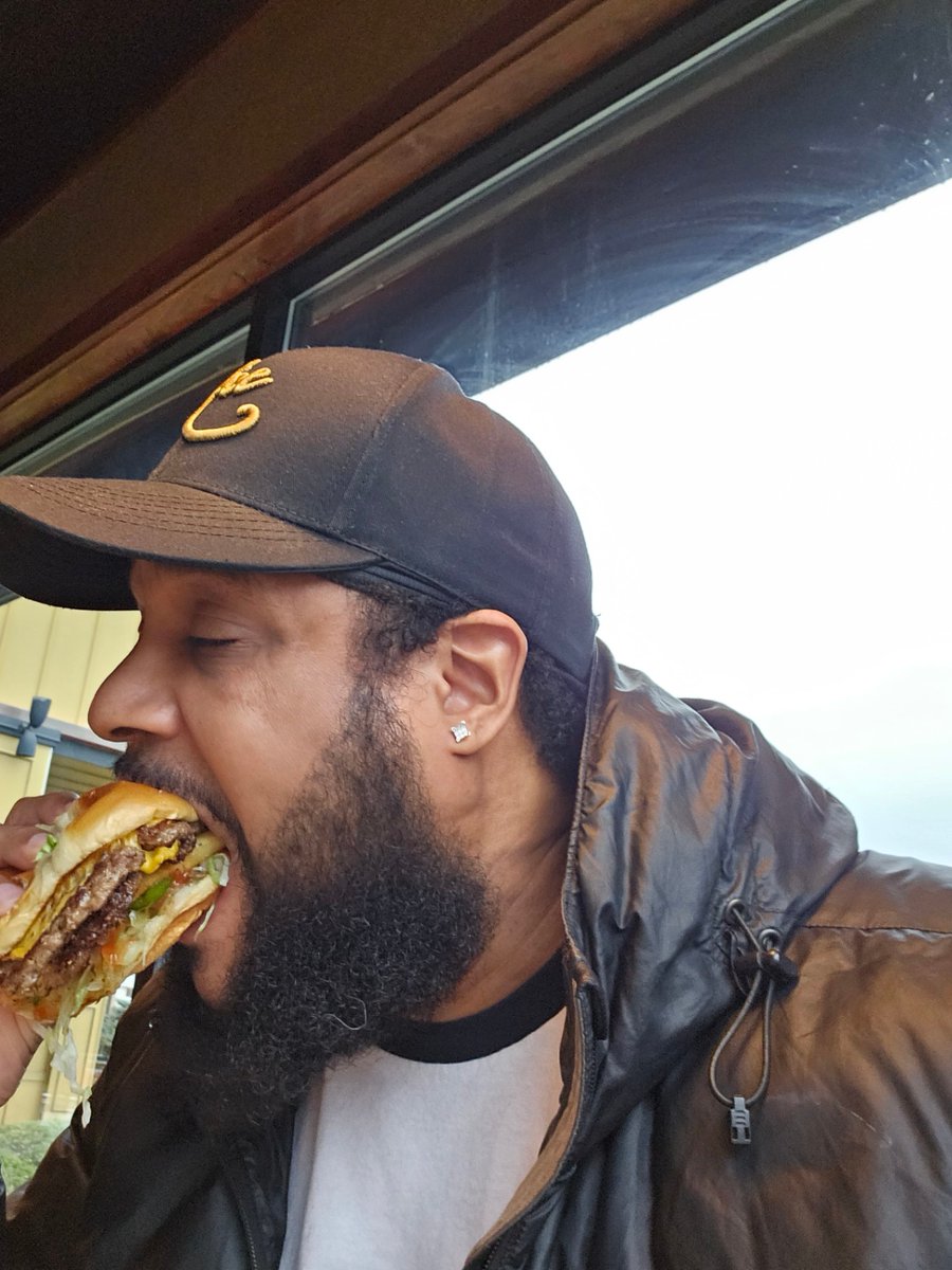 rasannunes1's tweet photo. Who wants to eat a double smash burger with the BOSSS of The Meta Office? ππ #Burger #Boss #TheMetaOffice #Food #SnackHeads #OfficialSnacks https://t.co/jBlKUmYPGN