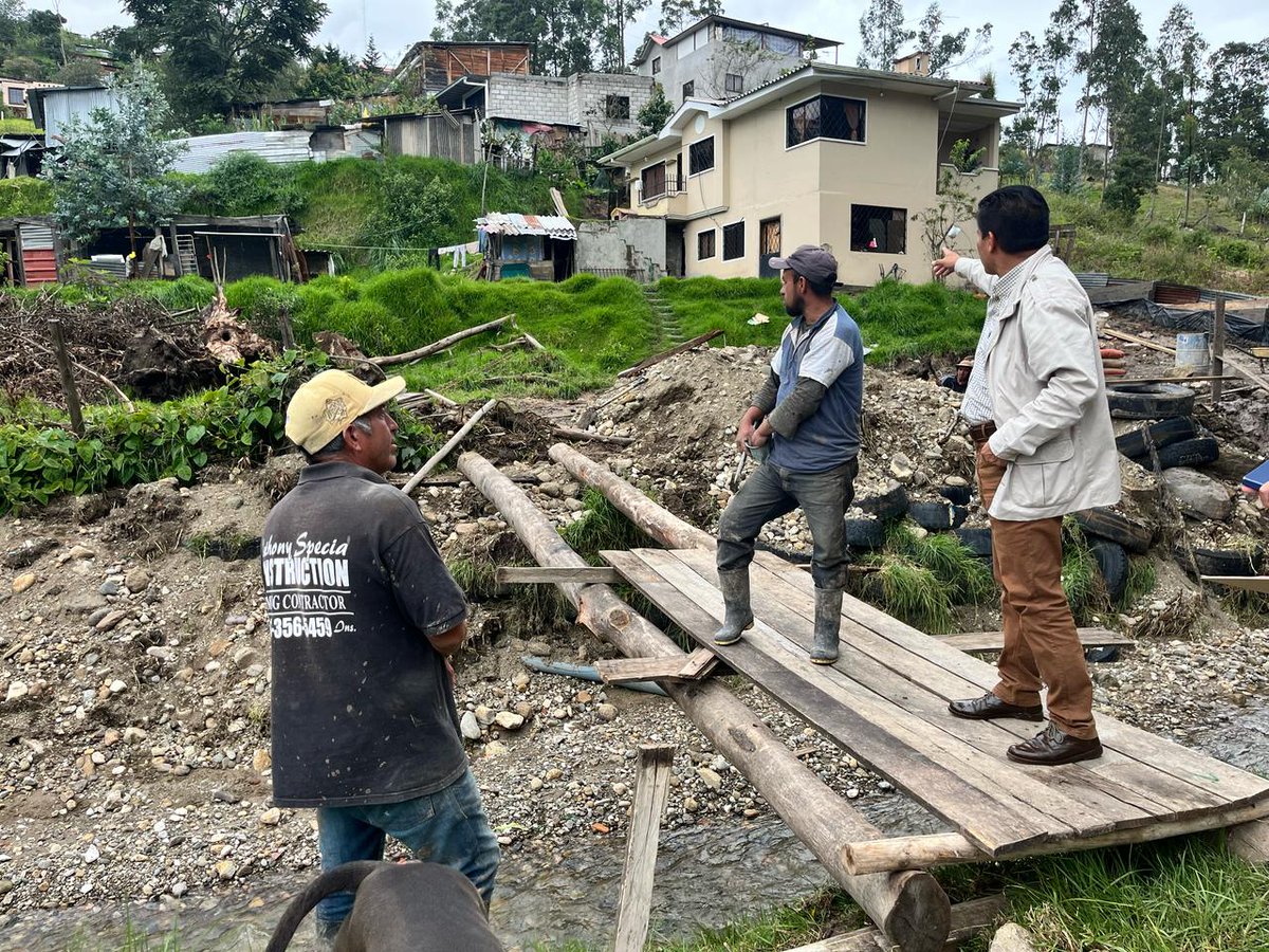 DesSocCuenca's tweet photo. En el segundo día de intervención, el #ProyectoVida visitó Pinos Alto (Bellavista), donde se registraron deslizamientos por lluvias. Se brindó atención psicológica y orientación familiar a las familias afectadas. https://t.co/DdBlZaUPRz
