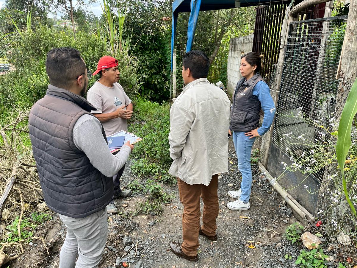 DesSocCuenca's tweet photo. En el segundo día de intervención, el #ProyectoVida visitó Pinos Alto (Bellavista), donde se registraron deslizamientos por lluvias. Se brindó atención psicológica y orientación familiar a las familias afectadas. https://t.co/DdBlZaUPRz