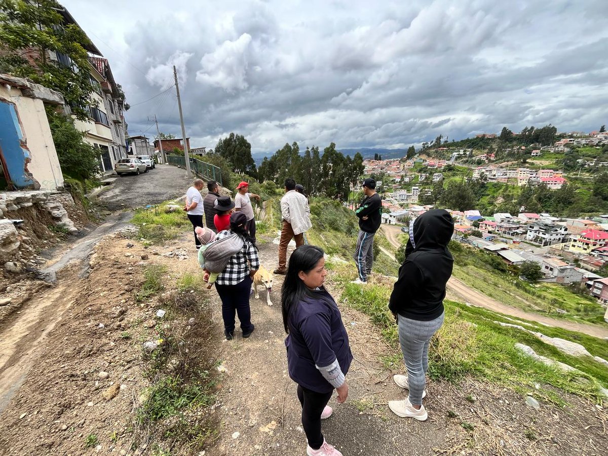 DesSocCuenca's tweet photo. En el segundo día de intervención, el #ProyectoVida visitó Pinos Alto (Bellavista), donde se registraron deslizamientos por lluvias. Se brindó atención psicológica y orientación familiar a las familias afectadas. https://t.co/DdBlZaUPRz