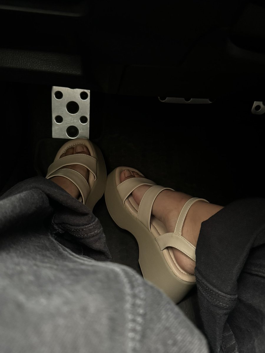 N18Pris's tweet photo. Yo la que maneja con sandalias con plataforma de 8 centímetros en lugar de tennis porque se me olvidaron en la casa 😀🙂 https://t.co/1gf9j6QxPr