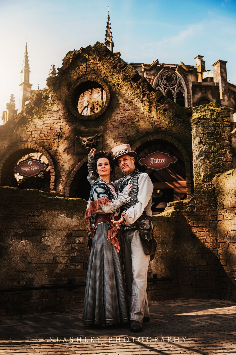 Slashley666's tweet photo. De Charlatans in een lentezonnetje! 🖤

#DanseMacabre #Efteling #Charlatan https://t.co/hslRGBataE