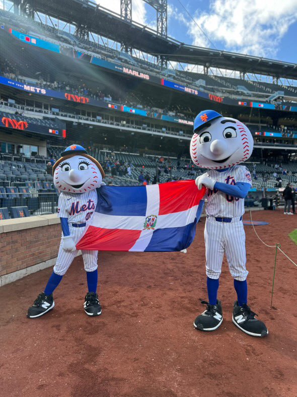 AnaLuisaArias's tweet photo. Mr. &amp; Mrs. Mets showing some love and support to our Dominican Republic after the terrible tragedy we're going through 💙🧡

#LGM https://t.co/LwVVCiZIp8