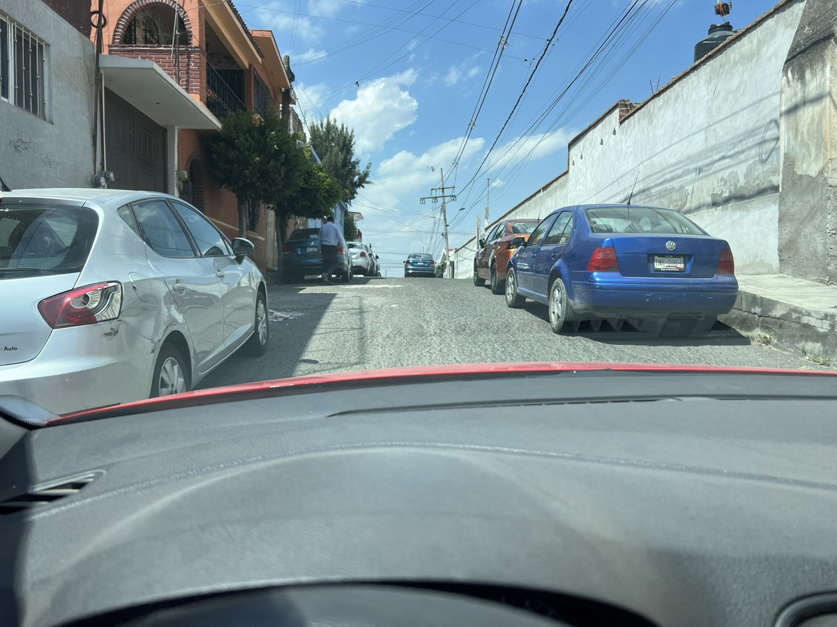 fabismq's tweet photo. @GobiernoCholula @SSC_Cholula buenas tardes podrían mover estos vehículos que estorban en la 2 norte dando vuelta de la 12 oriente en la subida de san Miguelito https://t.co/uToxSoLe0P