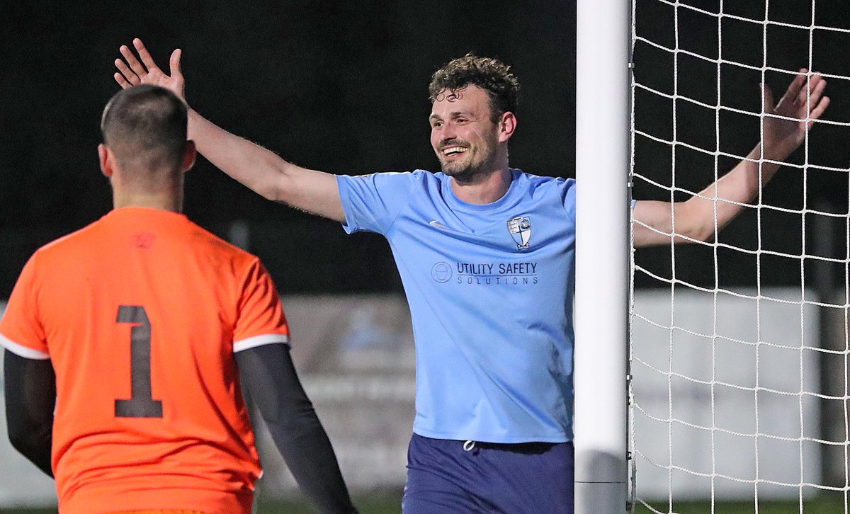 NickyHayesPhotos (@nickyhayesphoto) on Twitter photo A game of two halves quite literally tonight at <a href="/Benfleet_FC/">Benfleet FC</a> in the <a href="/EssexSenior/">Essex Senior League</a> against <a href="/RomfordFC/">Romford FC</a> as the hosts led 3-0 at half time through Oshitola, Polybank and <a href="/gfrancomilano/">Gianni Frankis</a> but a second half comeback from Romford saw the match finish 3-3 <a href="/CJPhillips1982/">Chris Phillips</a> Echo A game of two halves quite literally tonight at <a href="/Benfleet_FC/">Benfleet FC</a> in the <a href="/EssexSenior/">Essex Senior League</a> against <a href="/RomfordFC/">Romford FC</a> as the hosts led 3-0 at half time through Oshitola, Polybank and <a href="/gfrancomilano/">Gianni Frankis</a> but a second half comeback from Romford saw the match finish 3-3 <a href="/CJPhillips1982/">Chris Phillips</a> Echo