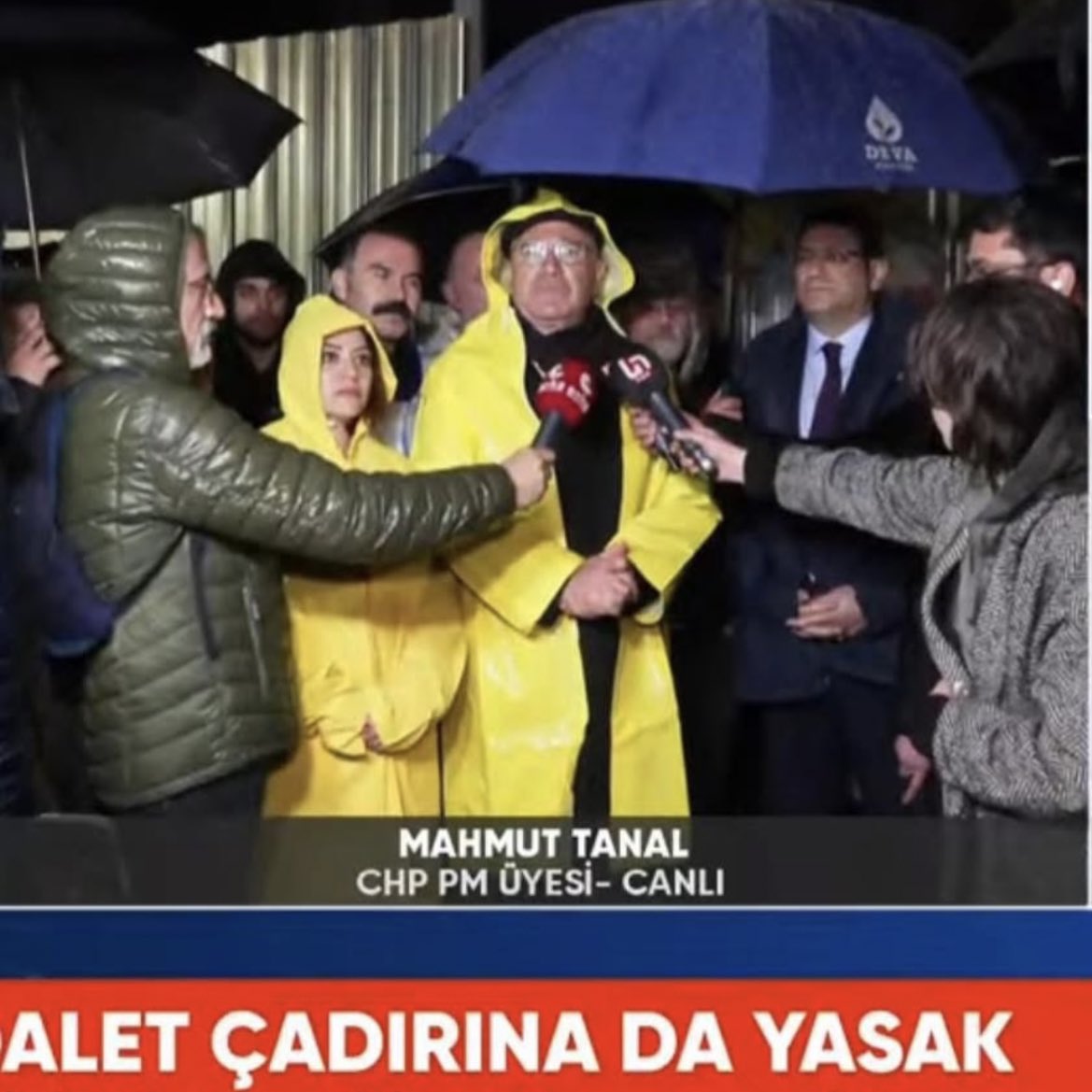 Bir ülkede bir vekilin dokunulmazlığı hiçe sayılarak özel eşyaları zorla alınıyorsa, yüzlerce haber kanalından yalnızca iki tanesi yanındaysa, halk dışında başka vekiller gitmeye tenezzül etmiyorsa diyecek hiçbir şey YOK. Mahmut Tanal’ı yalnız bırakmayacağız.