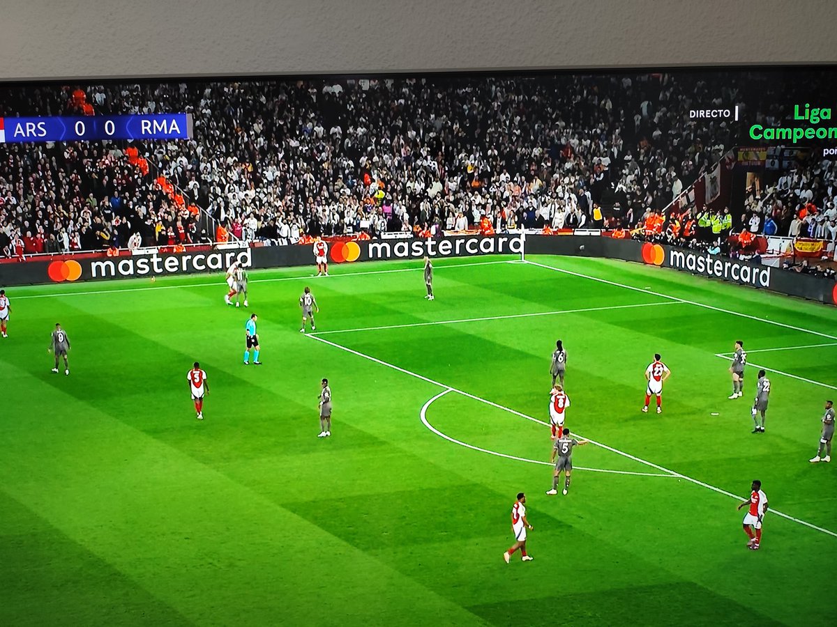 A esto juega el Madrid de los galácticos, el jugador mas adelantado es Mbappe. Juega como el Getafe pero sin intensidad. A esperar un pelotazo a los tres de arriba. Patético!