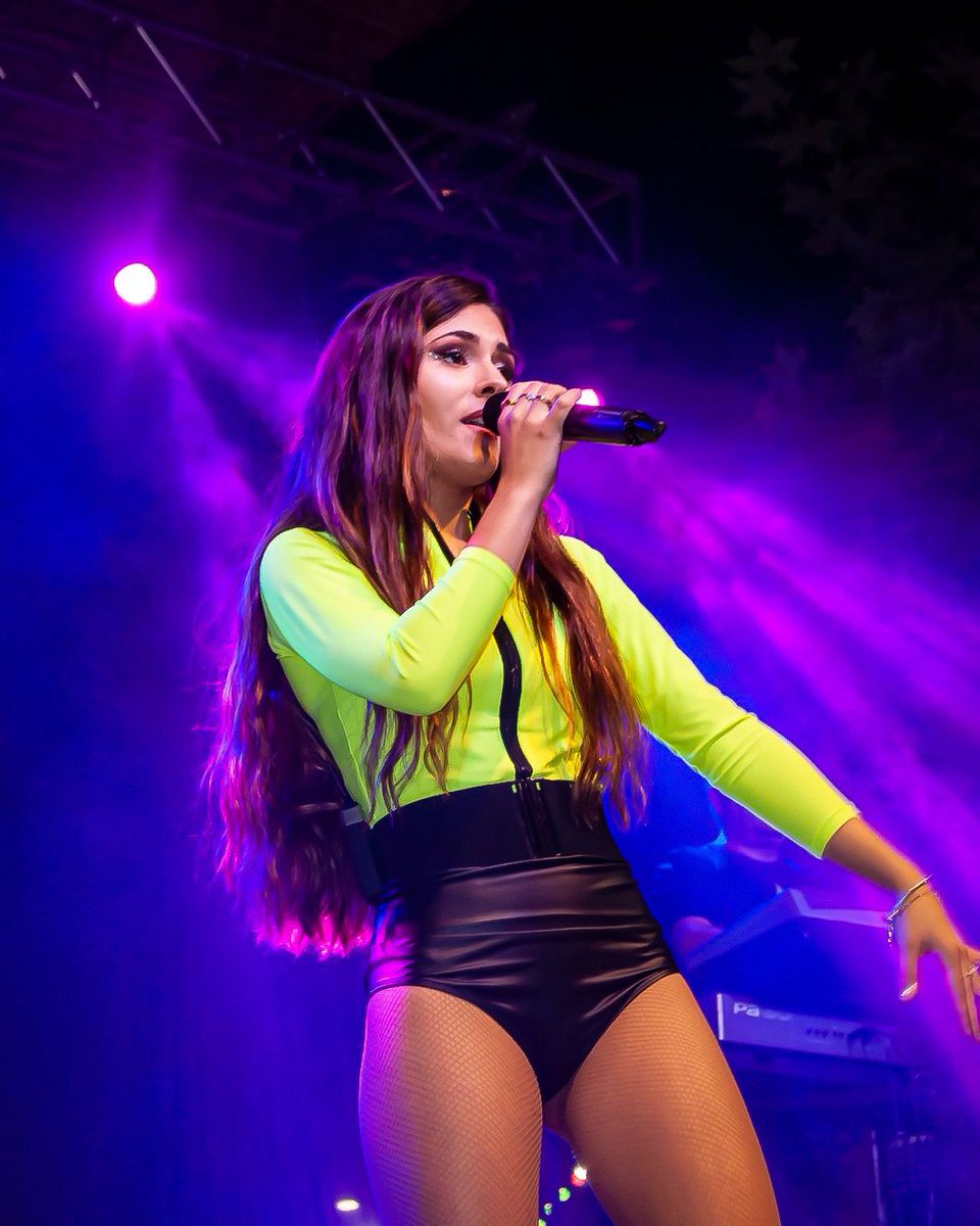ineslm26's tweet photo. Últimamente pienso demasiado en lo libre que me siento cuando piso un escenario. Con la lágrima que nace en el eco del aplauso.
💫🎵
#Música #Cantante #Grupo #Orquesta https://t.co/j7M20Xo5U4
