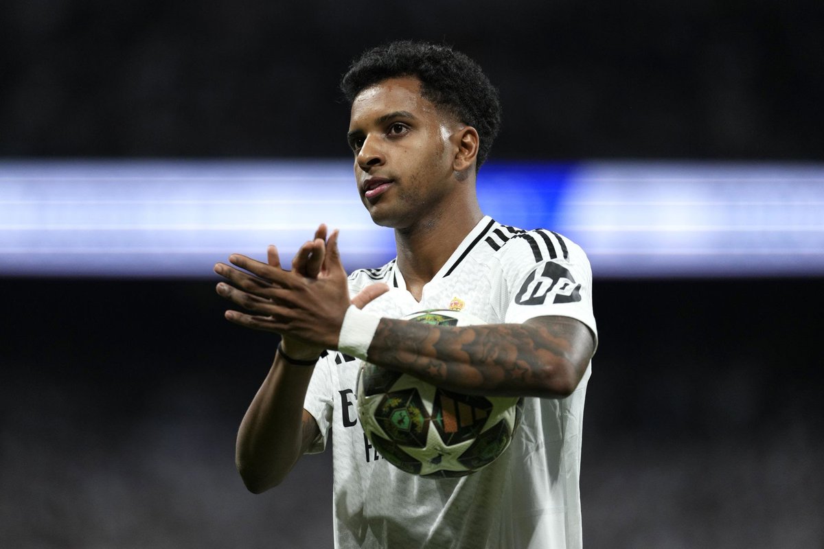 Castiillo_Rm's tweet photo. También hay que abrir el melón de Rodrygo, yo no me caso con nadie.

No puedes estar 1 mes pareciendo Pelé y el resto de la temporada desaparecer y parecer un fantasma si eres titular indiscutible del Madrid. Si el City viene con 150M gracias por todo y adiós.

Hay que limpiar el vestuario de todas estas estrellitas que por ganar un par de Champions se creen dioses.