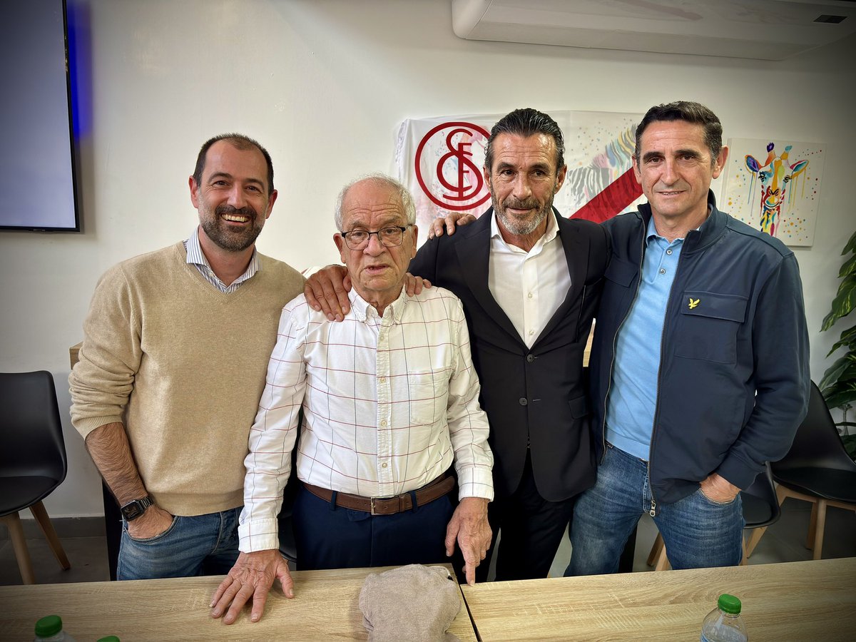 NachoVelayos's tweet photo. Gracias @sebashlm por invitarme al homenaje que @PatrimonioSFC ha realizado a Paco Durán "El Carpintero". Cuando las cosas se hacen bien, se dicen, y esto lo habéis hecho genial. 👏🏽👏🏽👏🏽👏🏽 https://t.co/5yInqXQT4R