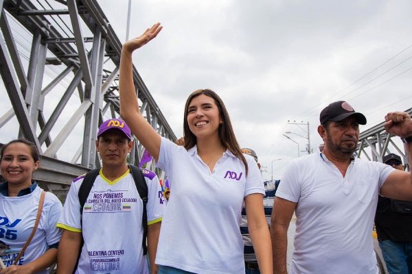 andrscoronel's tweet photo. VA LEN TI NA @ValenCenteno jefa de bancada de ADN y pdta. de la Com. de Desarrollo Económico tiene estancados en su despacho todos estos proyectos de ley y parece que ni le importan, siguen en espera 👇🏽

Aaah pero llámenles para hacer titkoks. No llegaron a trabajar, solo al show.