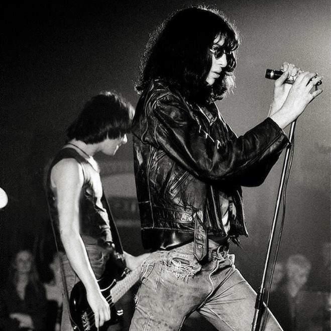JoeyRamoneMusic's tweet photo. “There's traditional Ramones, there's hardcore, and there's even some bop or swing. But there are no ballads.” – Joey Ramone to Billboard, November 1984
📸 Adrian Boot
#JoeyRamone #Ramones #Punk https://t.co/6LUihT0oS4