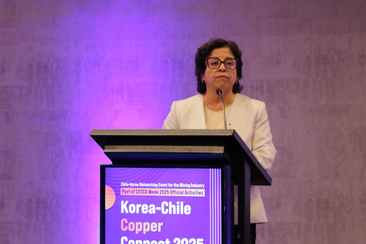 MinMineria_cl's tweet photo. #CescoWeek2025 | La Ministra de Minería, Aurora Williams, acompañada de la VP (s) de Cochilco, Claudia Rodríguez; y el Director Nacional de Sernageomin; participó en Korea-Chile Copper Connect, el primer encuentro oficial de networking de la industria minera entre Corea y Chile.
El evento reunió a autoridades, empresas y representantes de organismos públicos y privados de ambos países, con el objetivo de fortalecer la cooperación bilateral en torno a la minería responsable, el desarrollo de minerales críticos y las oportunidades de inversión tecnológica para la minería.
Durante la jornada se realizaron presentaciones de proyectos, espacios de diálogo y una recepción que permitió estrechar vínculos entre actores del ecosistema minero de Chile y Corea del Sur.