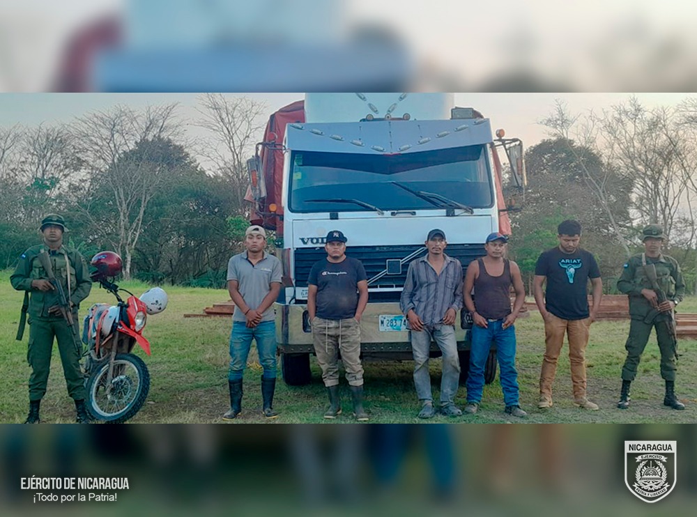 EjercitoNic's tweet photo. #NOTAINFORMATIVA | A través de servicio operativo del Batallón Ecológico #BOSAWAS, en los sectores de Santa Rosa de Paraska, #Mulukukú, se retuvo a 5 ciudadanos, a quienes se les ocupó 9,559 pie tablar de madera, la que era trasladada de manera ilegal. #TodoPorLaPatria https://t.co/ju1jFL2rdE