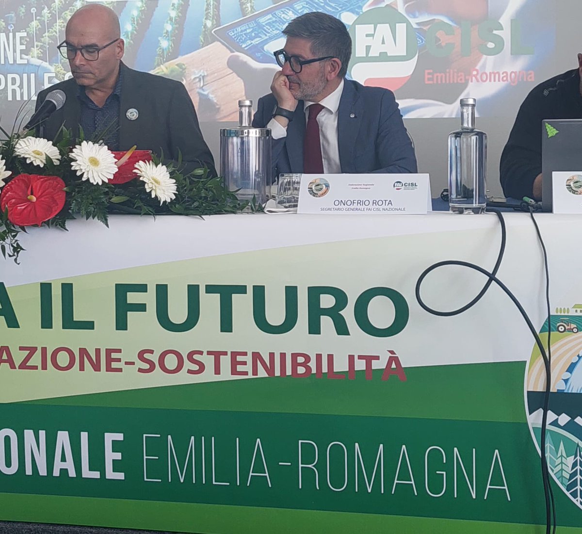 DSantini74's tweet photo. Oggi #Congresso @fai_cisl #ERomagna a #Riccione.Con @OnofrioRota e #SGSaporetti.Per Fai Cisl Marche saluta #SGSantini:"Lode al Vs modello cislino di azione sindacale in una Regione 'complessa' come questa;Daniele esempio di misura nelle parole e negli interventi".@cislmarche https://t.co/XYGtEUZH75