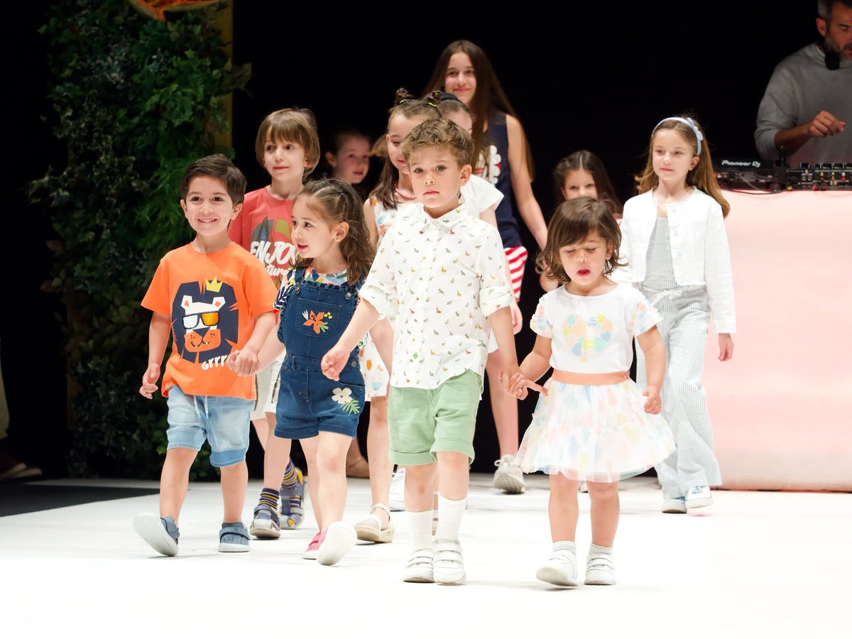 Los concejales <a href="/martinvictorvox/">Victor M Martin</a>, <a href="/pellitero/">Alejandro</a> y Mayte Martínez asisten a la 1ª jornada de la XVII <a href="/movavalladolid/">movavalladolid</a>, que se celebra en el <a href="/LavaVLL/">Laboratorio de las Artes de Valladolid :: LAVA</a>.

Las mejores propuestas de moda del comercio de Valladolid acompañadas de la mejor música de <a href="/oscarderivera/">Oscar de Rivera</a>.

<a href="/Avadeco_/">Avadeco_</a>
<a href="/TamayoAgencia/">Tamayo Agencia</a>