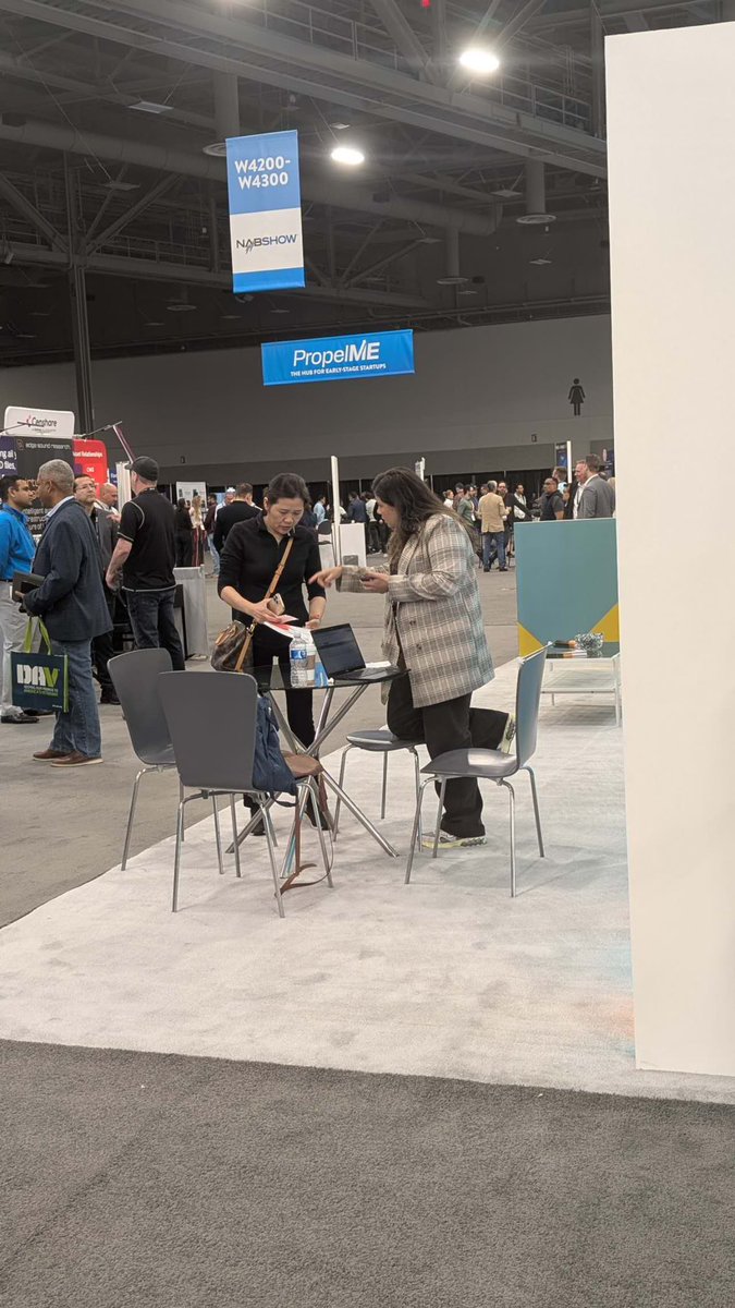 Chinese Translation of Quick Stories by Michael Casey from Birmingham  England – Humour Writing by the fat silver haired writer in shades from  Birmingham England read in 171 countries so far, image size:675x1200