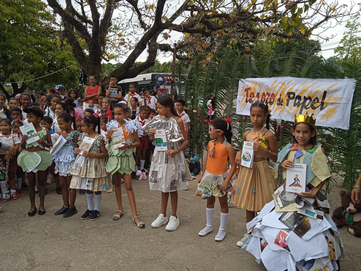 Atrapas62101653's tweet photo. Las unidades artísticas desfilaron por el espacio "Tesoro de Papel", junto al proyecto infantil Fantasía de Papel, que con coloridos y creativos atuendos elaborados sobre la base de ese material, mostraron algunos volúmenes de la Colección Biblioteca del Pueblo #TercerFrente https://t.co/KoqDJfZpvM
