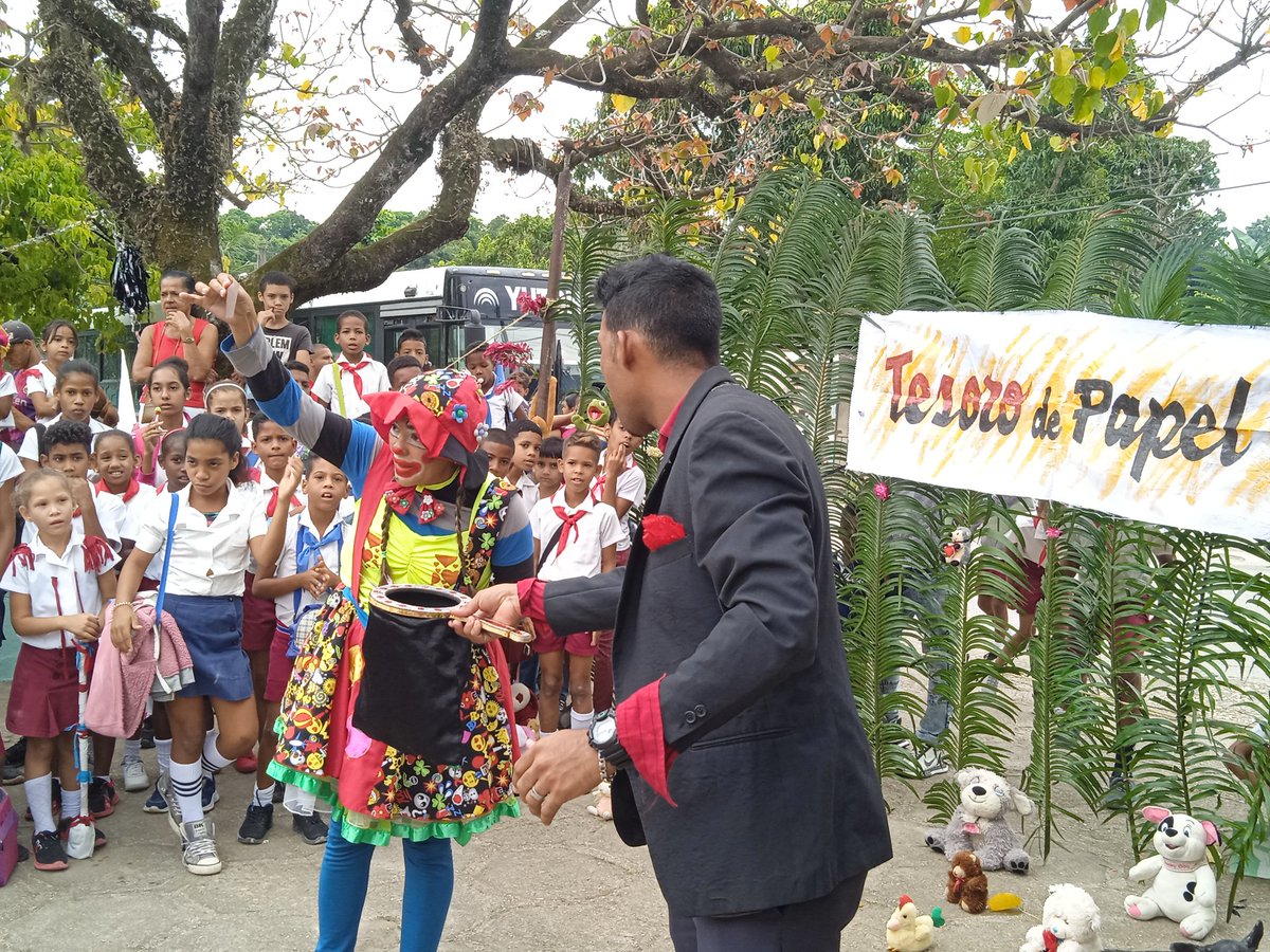 Atrapas62101653's tweet photo. Las unidades artísticas desfilaron por el espacio "Tesoro de Papel", junto al proyecto infantil Fantasía de Papel, que con coloridos y creativos atuendos elaborados sobre la base de ese material, mostraron algunos volúmenes de la Colección Biblioteca del Pueblo #TercerFrente https://t.co/KoqDJfZpvM