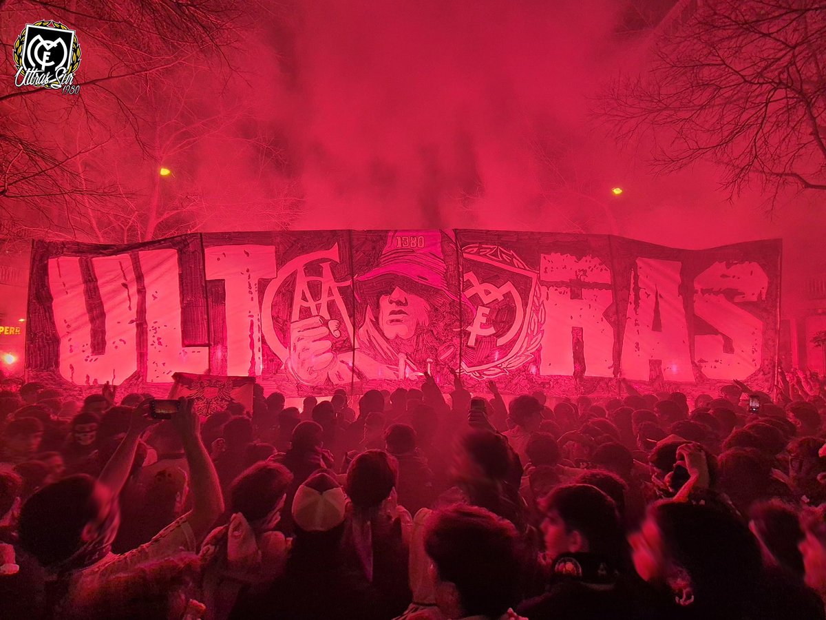 martin_chechu74's tweet photo. Todo quedaría para un Bernabéu caliente para otra noche épica. El problema que ahora la caldera está fuera y dentro estaremos 4 zumbados dando voces, miles de turistas y unos okupas vestidos de blanco que parecen una chirigota. https://t.co/WH1oqyyvbv