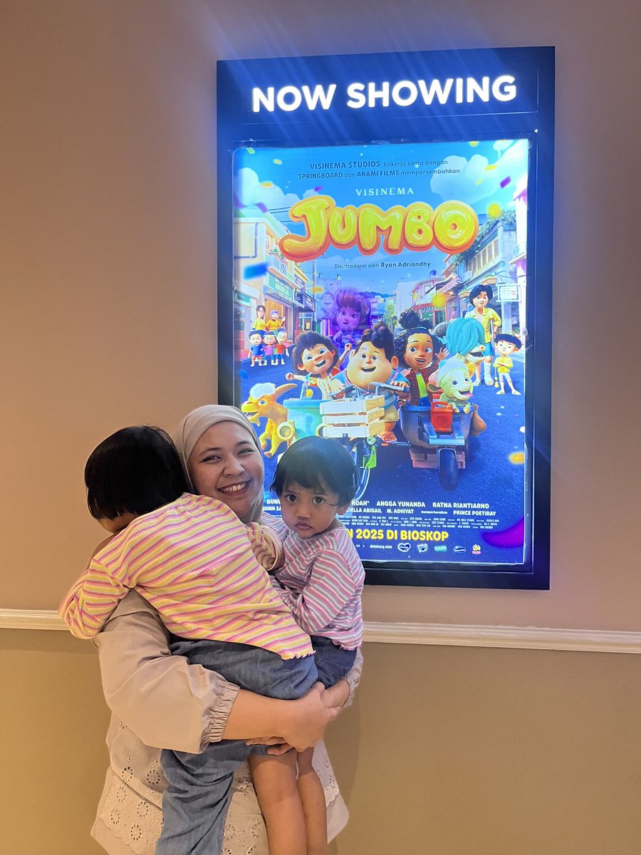 afriannisaaa's tweet photo. Jumbo adalah film pertama Kaysha di bioskop. Waktu nonton ini, kakak kaysha mellow sekali seperti mamanya. Menangis setiap scene yg menyentuh hatinya. Terharu&amp;bangga film animasi indonesia bisa sekeren ini. Penuh makna.Selamat ya bang, terimakasih untuk karyanya!🥹🤍 https://t.co/aiKg5YKy8u