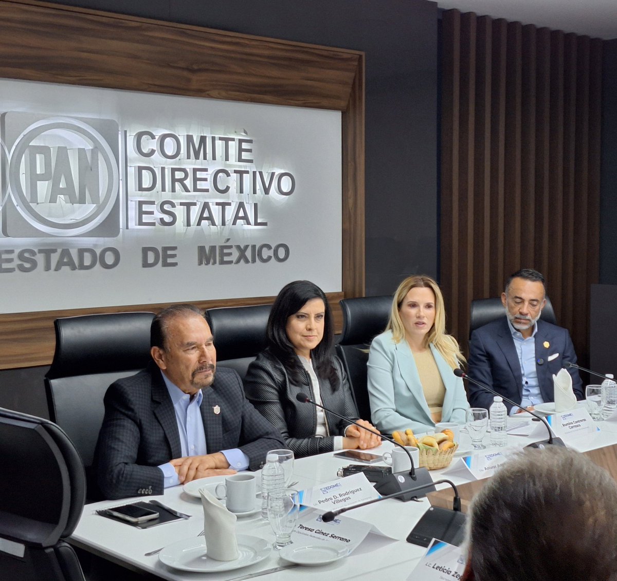 Lety_Zepeda's tweet photo. Gobiernos de Acción 💙 Gobiernos de Resultados. 

Hoy en Conferencia de Prensa nuestros Presidentes Municipales del @pan_edomex dieron a conocer los logros de sus primeros 100 días de Gobierno; demostrando con hechos que los Gobiernos de @AccionNacional son los mejores. 💙 https://t.co/MvRR0oQkJF