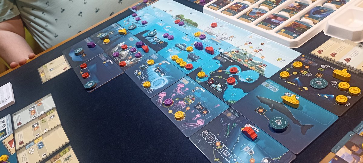 QuorumAxarquico's tweet photo. En el #MartesLudico de nuestro #ClubdeJuegosdemesa hemos jugado a #EndeavorDeepSea por cortesía de @MenudaPieza. El juego me ha parecido una genialidad, que se la base de su hermano ha conseguido hacerlo más temático, más entretenido e interesante. Cerramos mesa con un #AgeOfWar. https://t.co/spN68pQrYf