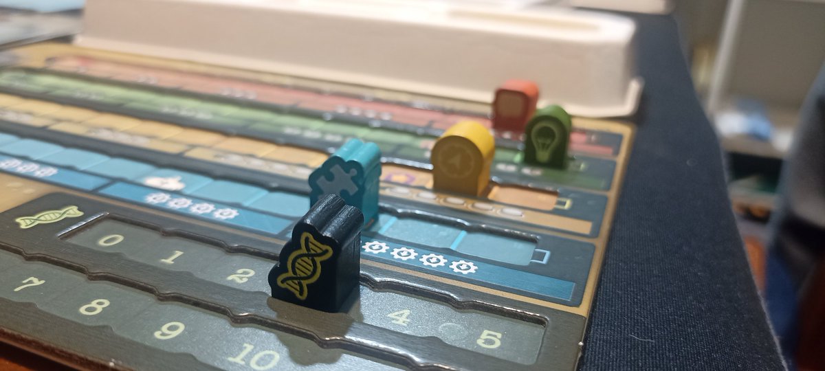 QuorumAxarquico's tweet photo. En el #MartesLudico de nuestro #ClubdeJuegosdemesa hemos jugado a #EndeavorDeepSea por cortesía de @MenudaPieza. El juego me ha parecido una genialidad, que se la base de su hermano ha conseguido hacerlo más temático, más entretenido e interesante. Cerramos mesa con un #AgeOfWar. https://t.co/spN68pQrYf