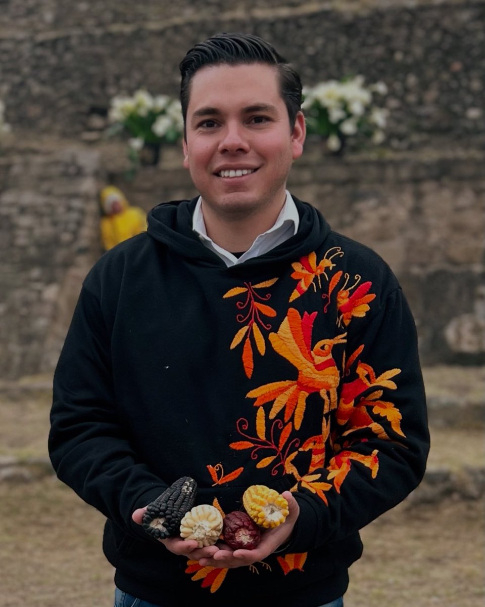 En nuestra tierra ❤️, el #Tenango florece como símbolo de identidad 🧵, resistencia y belleza ✨. 

Hoy #DíaDelTenango, celebramos no solo un bordado, sino una historia viva 📜 que honra nuestras raíces 🌱 y viste de orgullo a #Hidalgo.