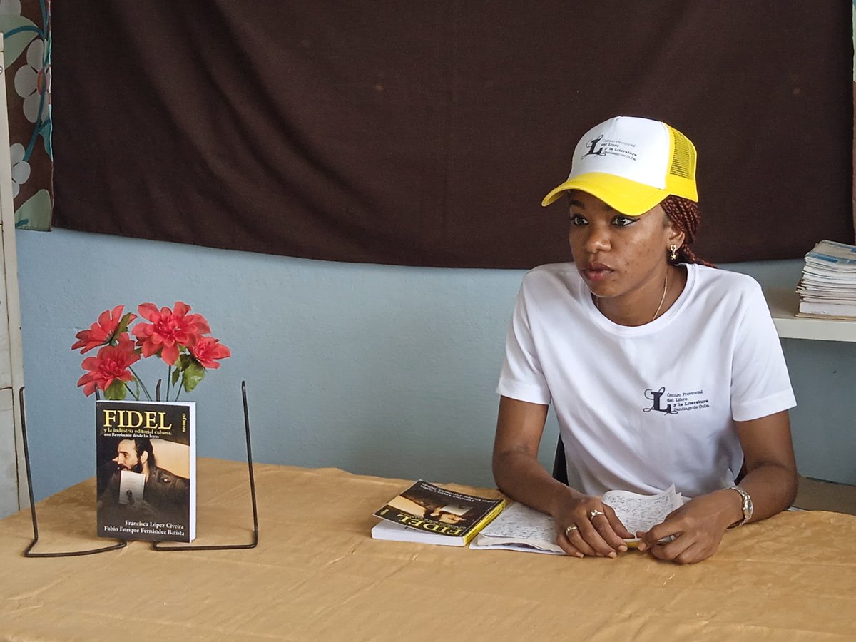 Atrapas62101653's tweet photo. El Centro de Promoción Literaria José Soler Puig, presentó el ejemplar "Fidel y la industria editorial en Cuba, una Revolución desde las letras", de los autores Francisca López Civeira y Fabio Enrique Fernández Batista, a cargo de su Directora, Isabel Fleites Vera
#TercerFrente https://t.co/VJNmkdCs24