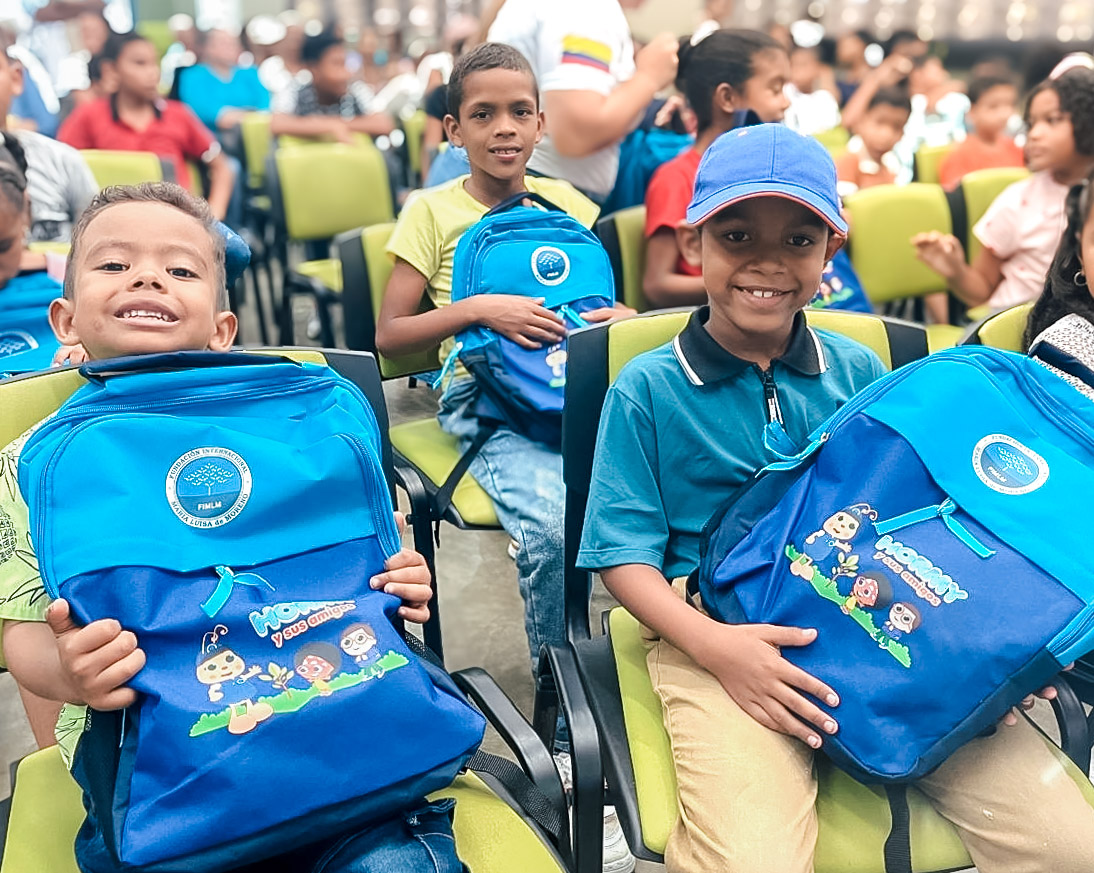 FIMLM's tweet photo. #FimlmColombia 🇨🇴 | 🌱Niños de Suan y Santa Lucía, Atlántico, aprendieron a separar, clasificar y reutilizar los residuos. También recibieron un completo kit escolar como apoyo para su educación.  📚💙

Lee más sobre esta jornada: https://t.co/3sn5pXYXyT https://t.co/e1yM3wzNR4