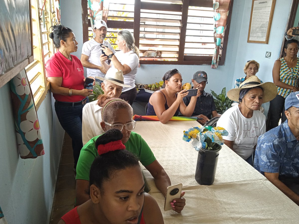 Atrapas62101653's tweet photo. El Centro de Promoción Literaria José Soler Puig, presentó el ejemplar "Fidel y la industria editorial en Cuba, una Revolución desde las letras", de los autores Francisca López Civeira y Fabio Enrique Fernández Batista, a cargo de su Directora, Isabel Fleites Vera
#TercerFrente https://t.co/VJNmkdCs24