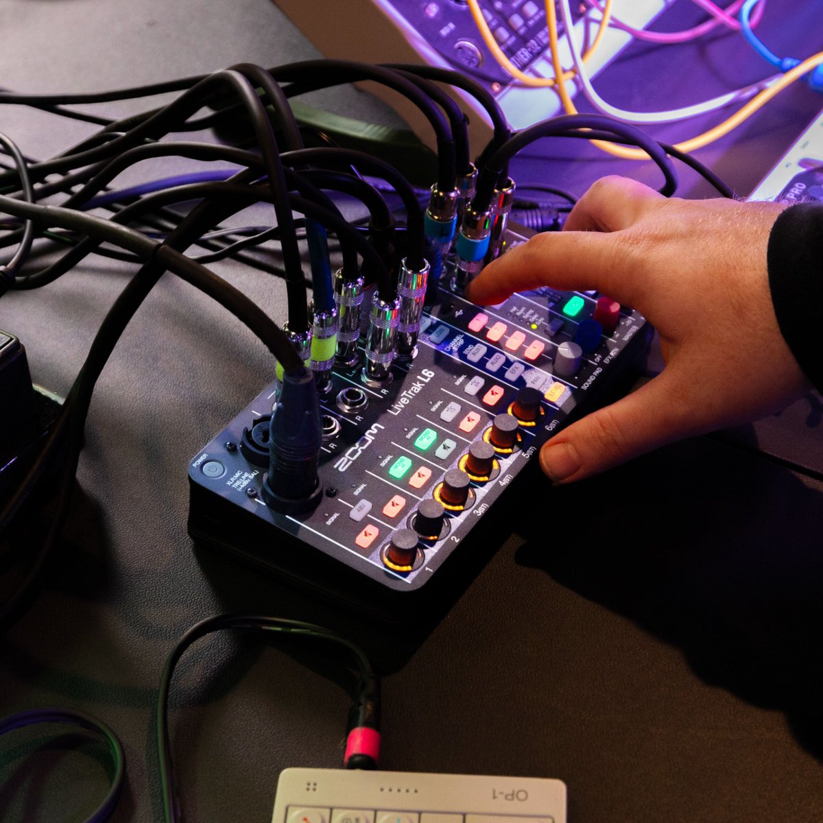 ZoomSoundLab's tweet image. With tons of I/O options, the L6 lets you hook up everything from mics to instruments—turning your setup into a mixing powerhouse! 🎛️⚡️

#zoomsoundlab #audiorecorder #proaudio