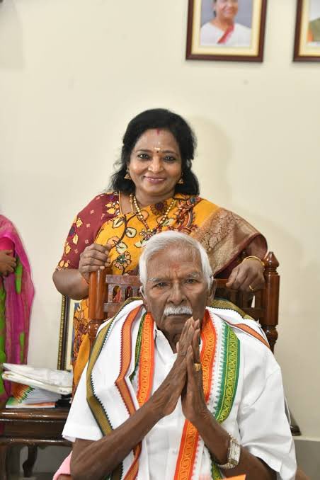 SALAMMASS1's tweet photo. வரலாற்று நாயகன் குமரி ஆனந்தன் மறைந்துவிட்டார்…

தமிழக காங்கிரஸின் @INCTamilNadu மூத்த தலைவரும், முன்னாள் எம்.பி., முன்னாள் அமைச்சர், @BJP4TamilNadu தலைவரும் , தெலுங்கானா மற்றும் புதுச்சேரி முன்னாள் ஆளுநர் திருமதி அக்கா @DrTamilisai4BJP  அவர்களின் தந்தையுமாகிய திரு குமரி அனந்தன் அவர்களின் மறைவு மிகவும் வேதனைக்குரியது.

அவரின் நேர்மை, தூய்மை, ஒழுக்கம் ஆகியவை இன்று ஒரு தலைமுறைக்கு வழிகாட்டியாக இருந்தன. அரசியலில் ஒரு நேர்மையான வழியாக இருக்க வேண்டும் என்பதற்கு அவர் தான் முக்கிய எடுத்துக்காட்டு.

மூன்று ஆண்டுகளுக்கு முன்பு அவரை நேரில் சந்தித்து பேசுவதற்கான வாய்ப்பு கிடைத்தது. அந்தச் சந்திப்பு என் வாழ்க்கையின் அரிய தருணமாகவே இருக்கும்.
அவருடன் எடுத்த இந்த புகைப்படம் என் வாழ்க்கையில் ஒரு பெருமையான நினைவாக இருந்து வரும்.

அவரின் ஆத்மா சாந்தியடையட்டும். குடும்பத்தாருக்கும், அக்கா தமிழிசை சௌந்தரராஜன் அவர்களுக்கும் என் ஆழ்ந்த அனுதாபங்கள் 🙏

#kumarianandhan