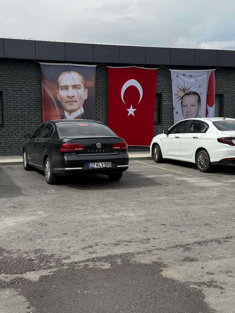 muratagirel's tweet photo. Şehitkamil Belediye Başkanı Umut Yılmaz, CHP’den istifa etti. Zehir zemberek bir açıklama yapan Yılmaz’la görüştüm. 

Yılmaz’ın açıklamasından:
“Şahsi ikbal peşinde koşanlar, ahlak dışı kumpaslar, tehditler, belediye meclisinin basılması, başkan yardımcısının partilisi tarafından vurulması… Artık tahammül sınırları aşılmıştır.”

İçeriden sistematik baskı kurulduğunu, aileye tehditler yöneltildiğini, belediye başkan yardımcısının partilisi tarafından vurulduğunu, meclis üyelerinin her ihaleyi suç duyurusuna dönüştürdüğünü söyledi. “En çok oy alan meclis üyesi başkan yardımcısı yapılmadı diye beni her gün savcılığa şikâyet etti. Amaç, görevden aldırıp yerine kendi adamlarını geçirmekti. Genel Merkez’i ve İl Başkanlığı’nı defalarca uyardım, disipline sevk oldu ama işlem yapılmadı. Denetim Raporu’ndaki iddiaların tamamı daha önce aynı kişi tarafından savcılığa verildi. Bu artık siyasi değil, kişisel bir tasfiye süreciydi” dedi. 

İddiaların hedefindeki Ersin Atar ile de konuştum: “Ne yazık ki Başkan yalan söylüyor. Suç duyurusunu yapan ben değilim AKP İlçe Başkanı İsmail Güler’dir, belgeleri sosyal medyada vardır. Biz tüm uyarılarımızı yaptık ancak dinlenilmedi.Yapılan usulsüzlükleri Genel Merkez’e de bildirdik.Sonrasında da AKP Meclis üyeleri ile birlikte denetim raporuna geçirdik. Ekrem İmamoğlu’nun diploması iptal edilince Erdoğan’ın posteri belediyeye asıldı. Sonrasında AKP’ye geçmek için görüşmeler yapıldı. AHaber’de bu konuda çıkan haber hemen kaldırıldı. Meclis çoğunluğunu değiştirecek sayı oluşunca istifa etti. Bu, yazılmış bir senaryonun sahneye konmasıydı. Denetim raporundaki her iddia doğrudur” dedi.
