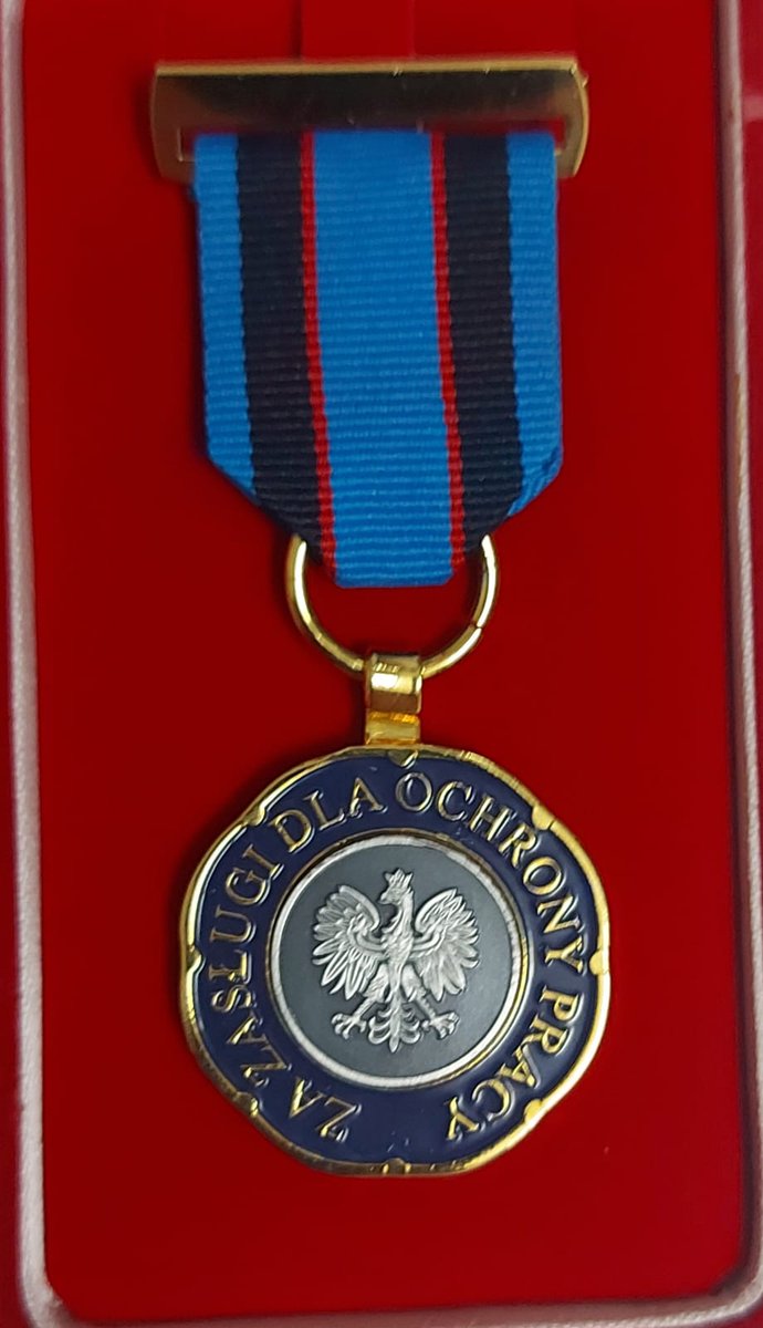 Forum_SIP's tweet photo. Prezes Akademii SIP Krzysztof Urzędowicz uhonorowany przez Głównego Inspektora Pracy @pipgip  ODZNAKĄ HONOROWĄ ZA ZASŁUGI DLA OCHRONY PRACY 🎖️👏

Odznakę wręczył Robert Pasikowski Okręgowy Inspektor Pracy @oip_krakow  podczas KZ Delegatów @OZZZPRC (35-lecie 🎉) 

#75latSIP #SIP https://t.co/IkyDTdqAKW