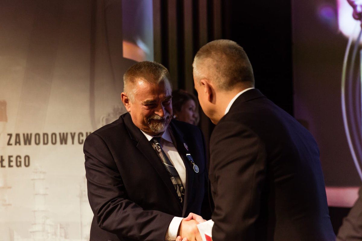Forum_SIP's tweet photo. Prezes Akademii SIP Krzysztof Urzędowicz uhonorowany przez Głównego Inspektora Pracy @pipgip  ODZNAKĄ HONOROWĄ ZA ZASŁUGI DLA OCHRONY PRACY 🎖️👏

Odznakę wręczył Robert Pasikowski Okręgowy Inspektor Pracy @oip_krakow  podczas KZ Delegatów @OZZZPRC (35-lecie 🎉) 

#75latSIP #SIP https://t.co/IkyDTdqAKW