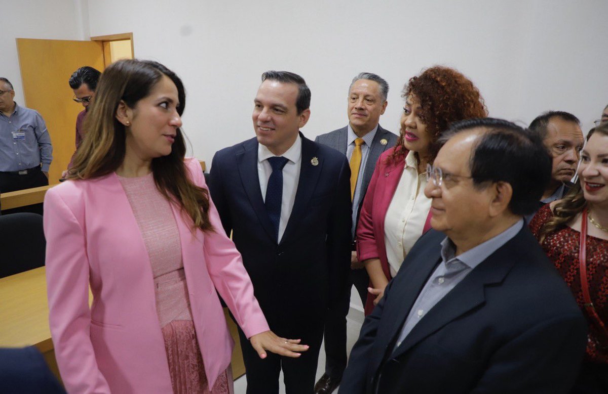 ¡Hoy damos un paso importante hacia la justicia en #Celaya!

El presidente del <a href="/PoderJudicialGT/">Poder Judicial GTO</a>, Mtro. Héctor Tinajero Muñoz, acompañado de la Gobernadora <a href="/LibiaDennise/">Libia Dennise</a>, el Fiscal General Dr. Gerardo Vázquez Alatriste, la presidenta del <a href="/CongresoGto/">Congreso del Estado de Guanajuato</a> y el alcalde de