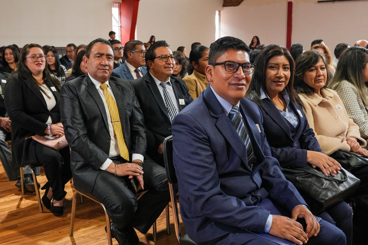 📍 [AMBATO] El viceministro de Educación, <a href="/pepejos66/">José Flores Jácome</a>, participó en la Feria Educativa y de Carnetización Digital, desarrollada en el Coliseo de la Unidad Educativa Bolívar. Esta actividad se enmarca en la iniciativa #ValorizaciónDocente, impulsada por la ministra <a href="/AlegriaCrespo/">Alegría Crespo Cordovez</a>.