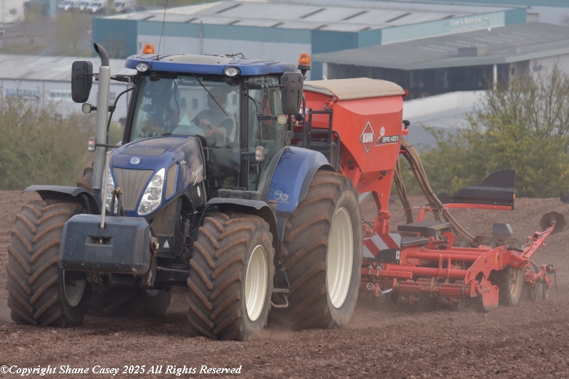 #SpringTillage2025 A smashing few days off between shifts and delighted to get some more crews in action. Conditions are dry with plenty of dust rising even with potato planting. Not seen that for a good few years 
#IrishFarming #IrishAgri #IrishTillage