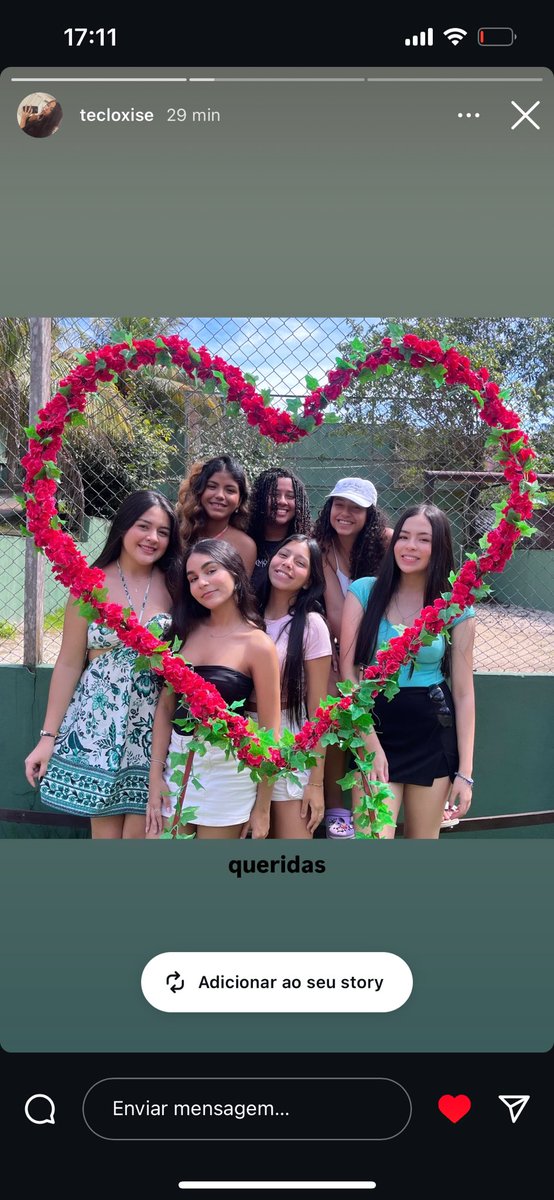 ladywear_'s tweet photo. pessoal vê assim tao bonitinhas nem parece que é uma briga pra essas pragas se juntar só pra tirar a foto,pior ainda,ainda ter que gostar da foto https://t.co/Z8tVVeisc1