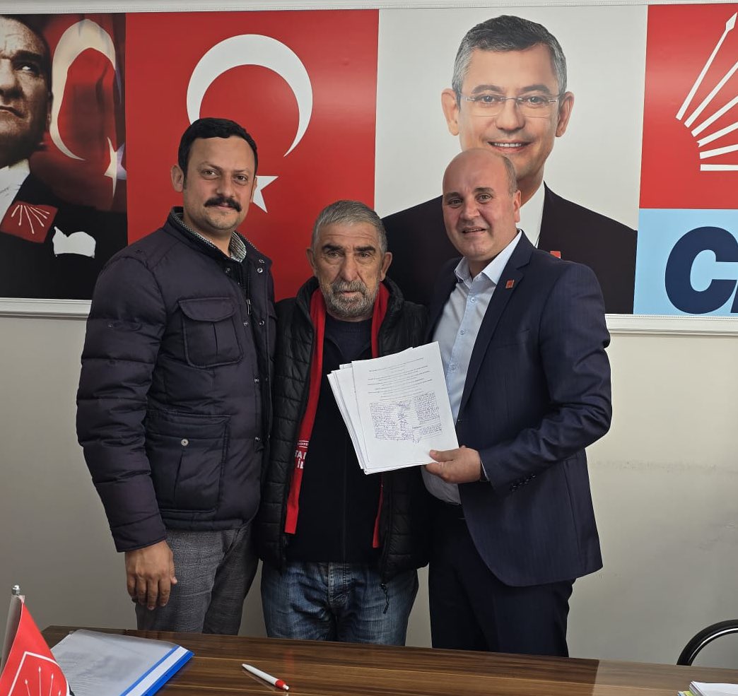 ozgurcelik1919's tweet photo. Biz güçlüyüz. Çünkü bizim inanmış neferlerimiz var. 

Parti emekçimiz, gönüllümüz Zekeriya Oruçoğlu, Ekrem Başkanımıza özgürlük ve erken seçim için Başakşehir'de bir haftada tam 3800 imza topladı.

Halkın iradesini susturabileceklerini sananların karşısında yine halkımız dimdik duruyor.

İyi ki varsın Zekeriya Abi!
Hep birlikte kazanacağız.