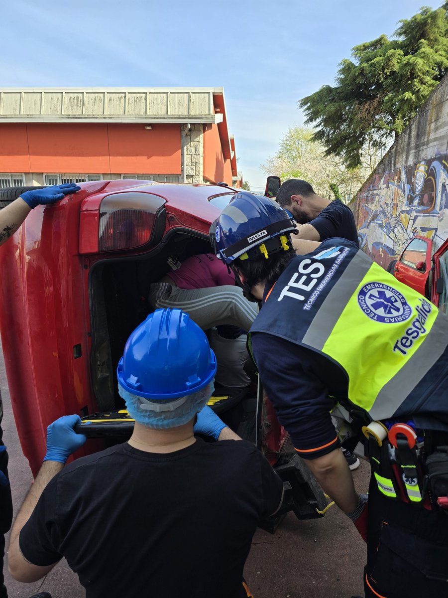 ⛑️ Instrutores de #Tesgalicia colaboran un ano máis nos obradoiros que o CIFP A Carballeira de Ourense, xunto aos bombeiros do concello, organizou hoxe para formar ao seu alumnado da FP de Emerxencias Sanitarias 🚑.

#TESvisible #Fentes <a href="/Fentes_org/">FENTES</a>