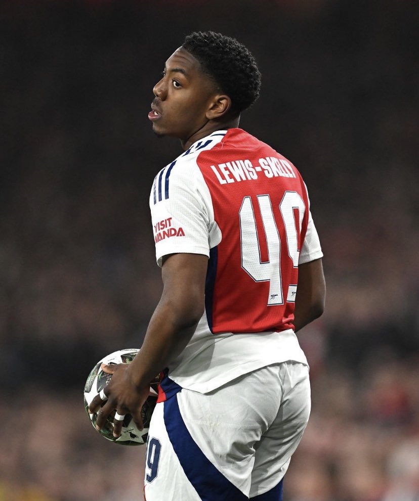 ArsenalFansFR's tweet photo. T’es sacrément fort ton gros fessier là https://t.co/3qh5AjaLuR