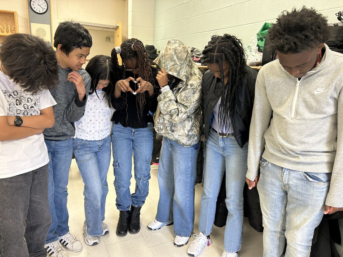 jane_nwakoby's tweet photo. Way to go, St. Hilary Elementary School! 🎉 Fun week for ShareLife fundraising continues! Today, students &amp; staff rocked their jeans to raise funds! 💙 Go Hawks, go! 🦅 @HilaryDPCDSB @ShareLifeCan @DPCDSBSchools #SchoolSpirit https://t.co/aK4r7laoNp