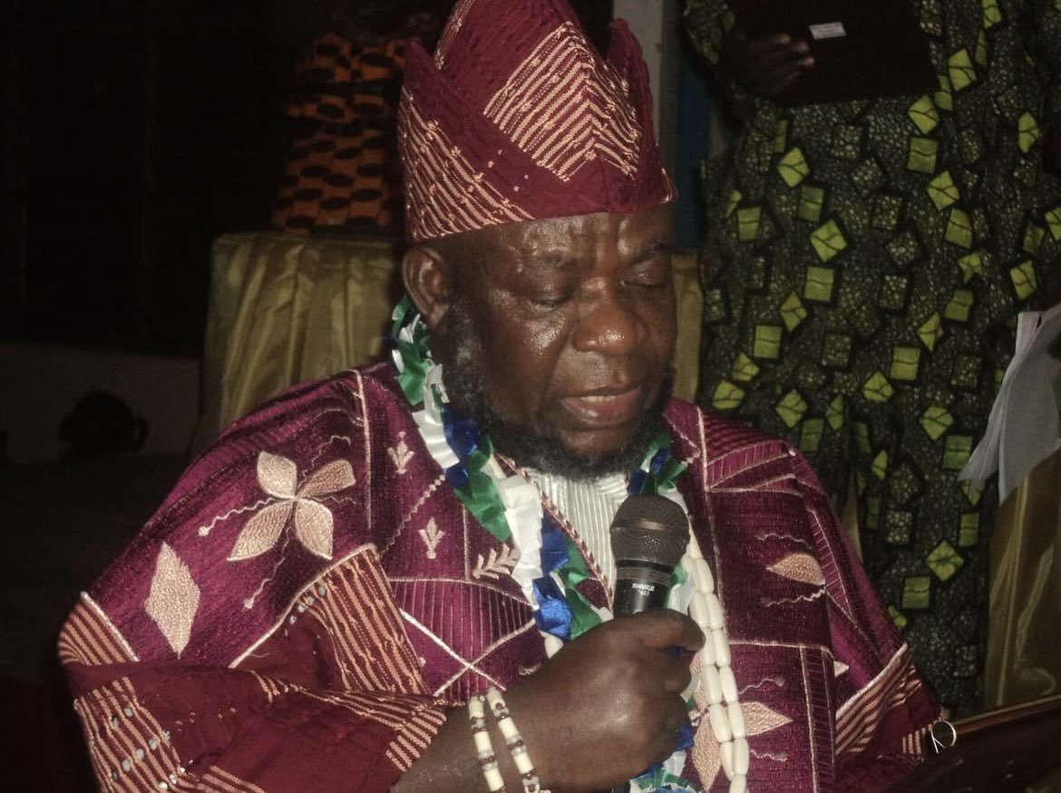 Chief Babatunde Bamikefa Awojide (Esq), Otun Oosa, Odeomu, Osun State. Alapandede tin je ni mesan mesan, Omo abi do’gun, Ikoyi eso, iponriku toribo, Omo oni ise owo, alaaye. I am grateful to God for your impactful life. I love you so much dad. Good night Bravo Bravo ❤️🙏🏽❤️🙏🏽❤️