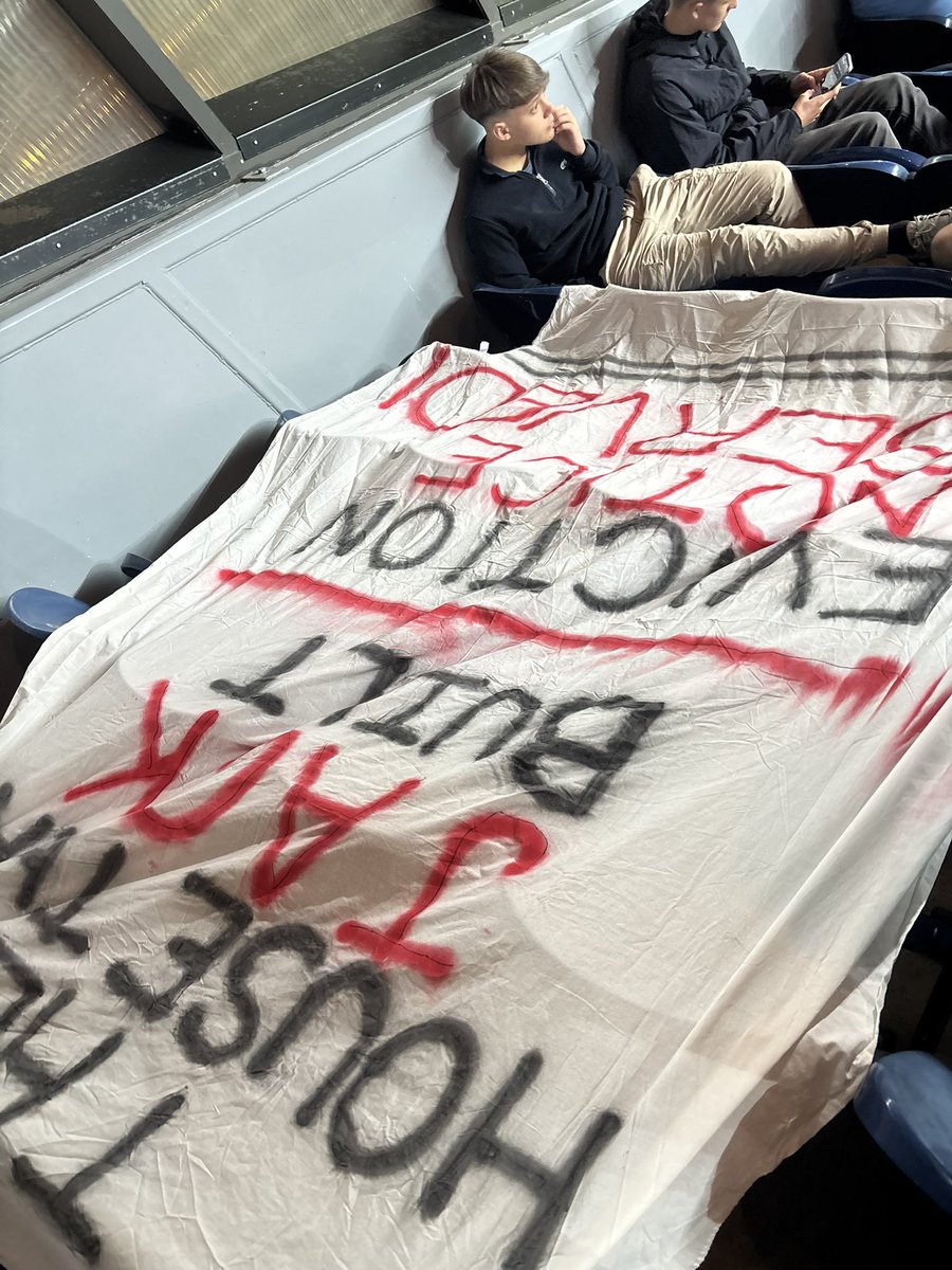 nat9426's tweet image. We all need to do more! 🔹▫️
Only 3 banners in the ground! The places needs to be littered with them! Throw enough mud it sticks!
Aim : Venkys put the club up for sale!