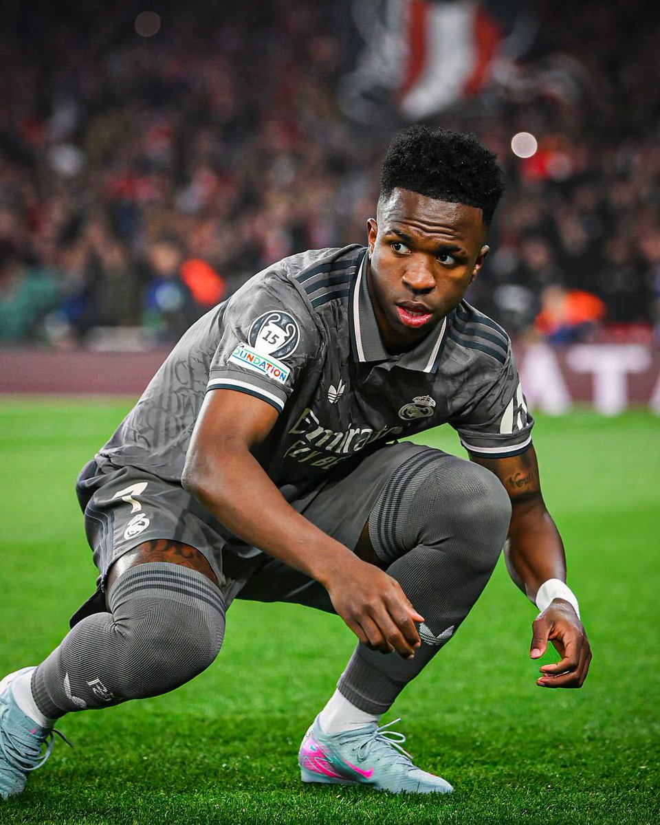 TendenciaDepor's tweet photo. "Vinicius"

Porque volvió a desaparecer en la culeada que le dieron al Real Madrid en el partido ante el Arsenal por la UEFA Champions League. Se cagó contra Argentina y ahora desapareció en la Champions, y después quiere el Balón de Oro el brazuca cagón hijo de re mil puta. https://t.co/1rDpy1wYQe